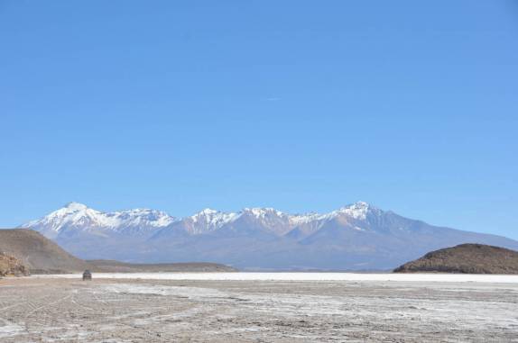 Atravessando o belo Salar de Coipasa, na Bolívia, rumo à fronteira chilena